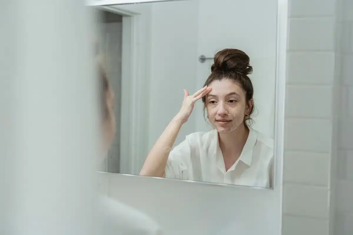 Produits de soin du visage disposés sur une surface, symbolisant une routine de beauté quotidienne