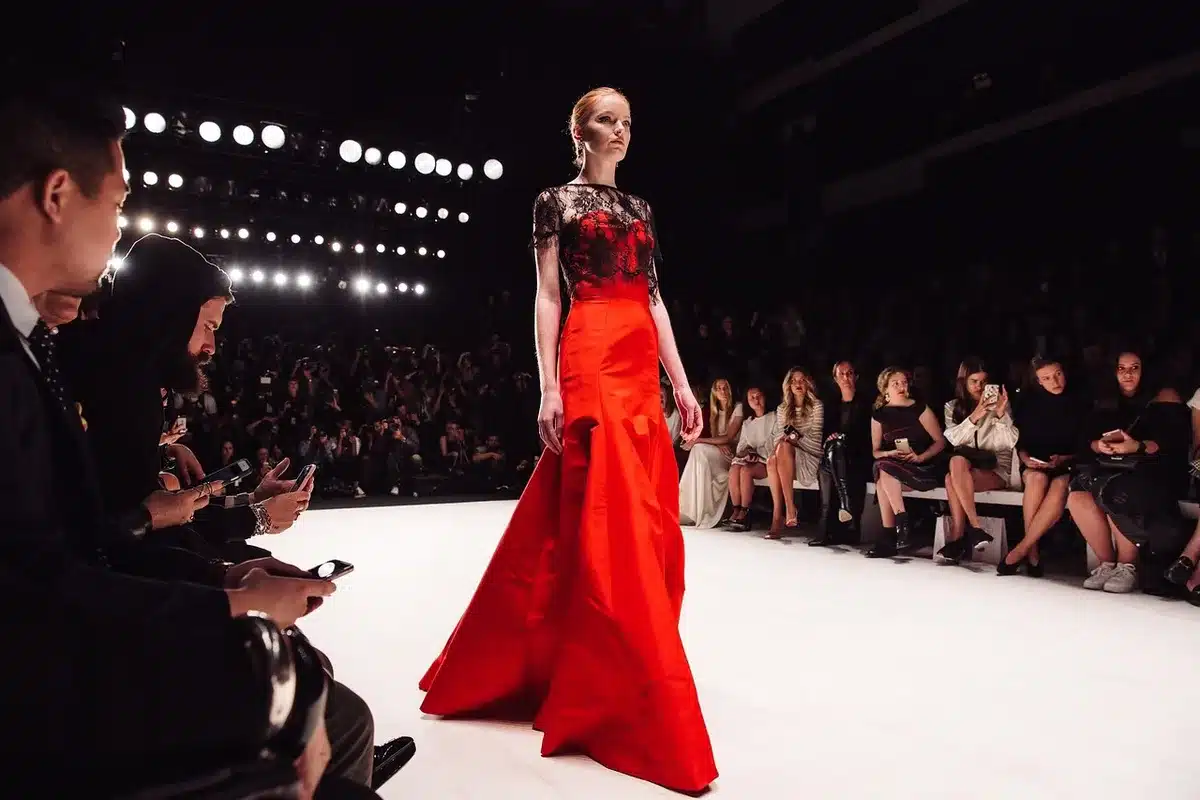 Robe de haute couture aux drapés sculptés et volumes architecturaux.