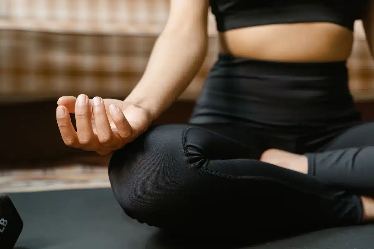 Personne en posture de méditation, symbole de calme et d'équilibre émotionnel