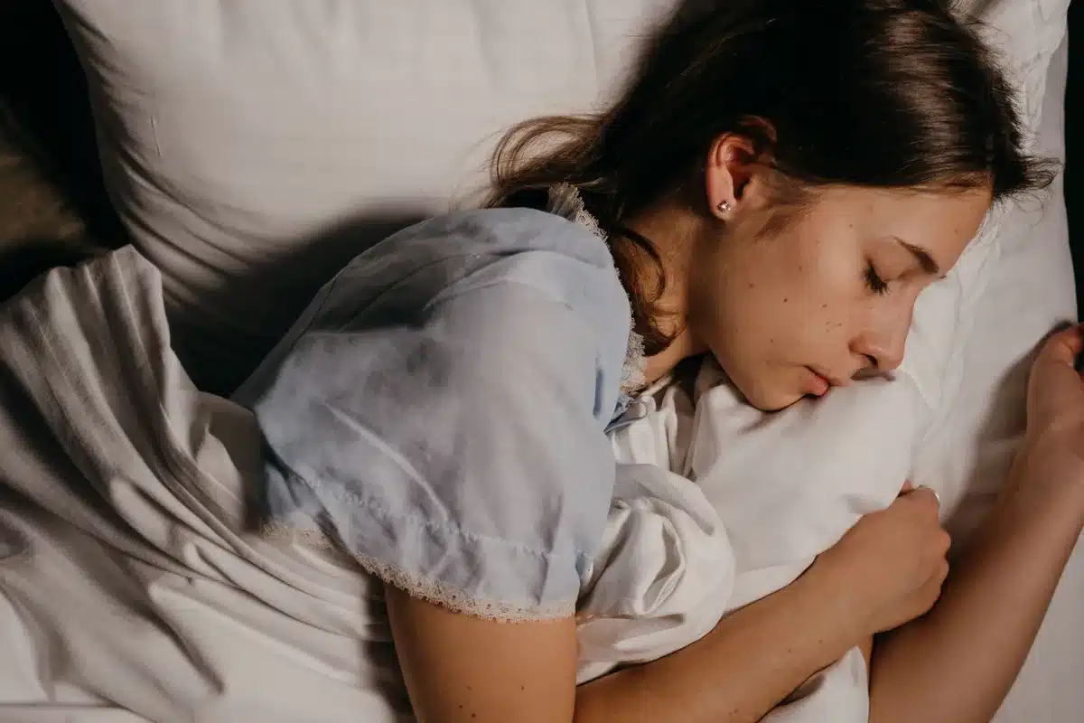 Personne dormant paisiblement dans un lit bien aménagé