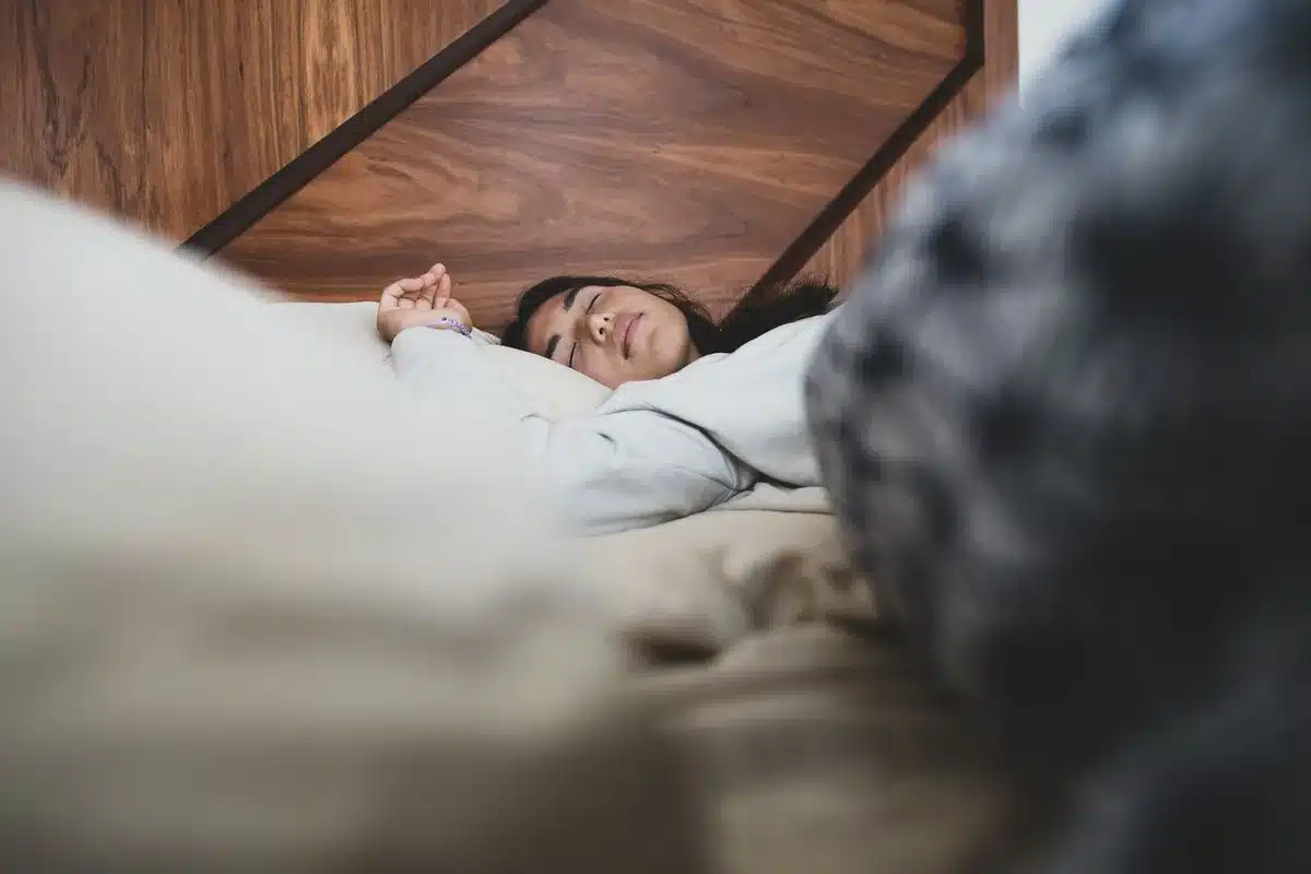 Personne dormant paisiblement dans un lit bien reposée