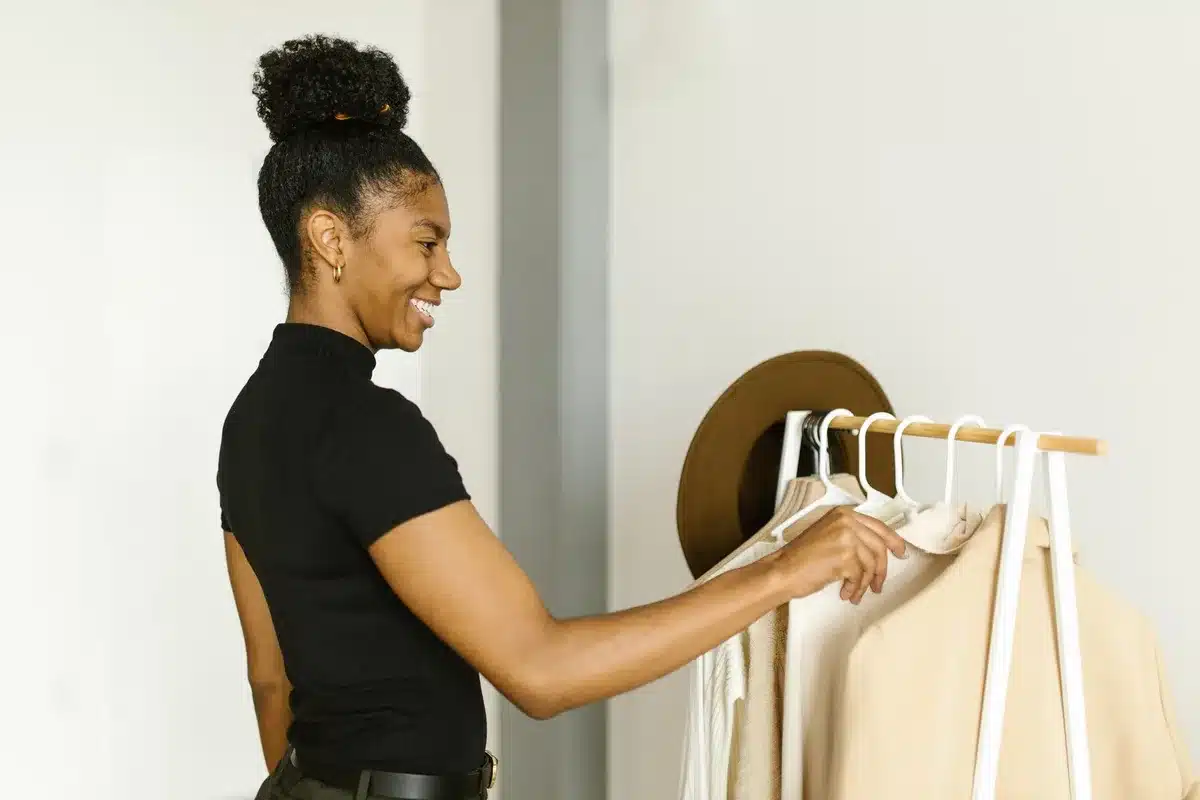 Vêtements assortis et coordonnés dans une garde-robe bien organisée