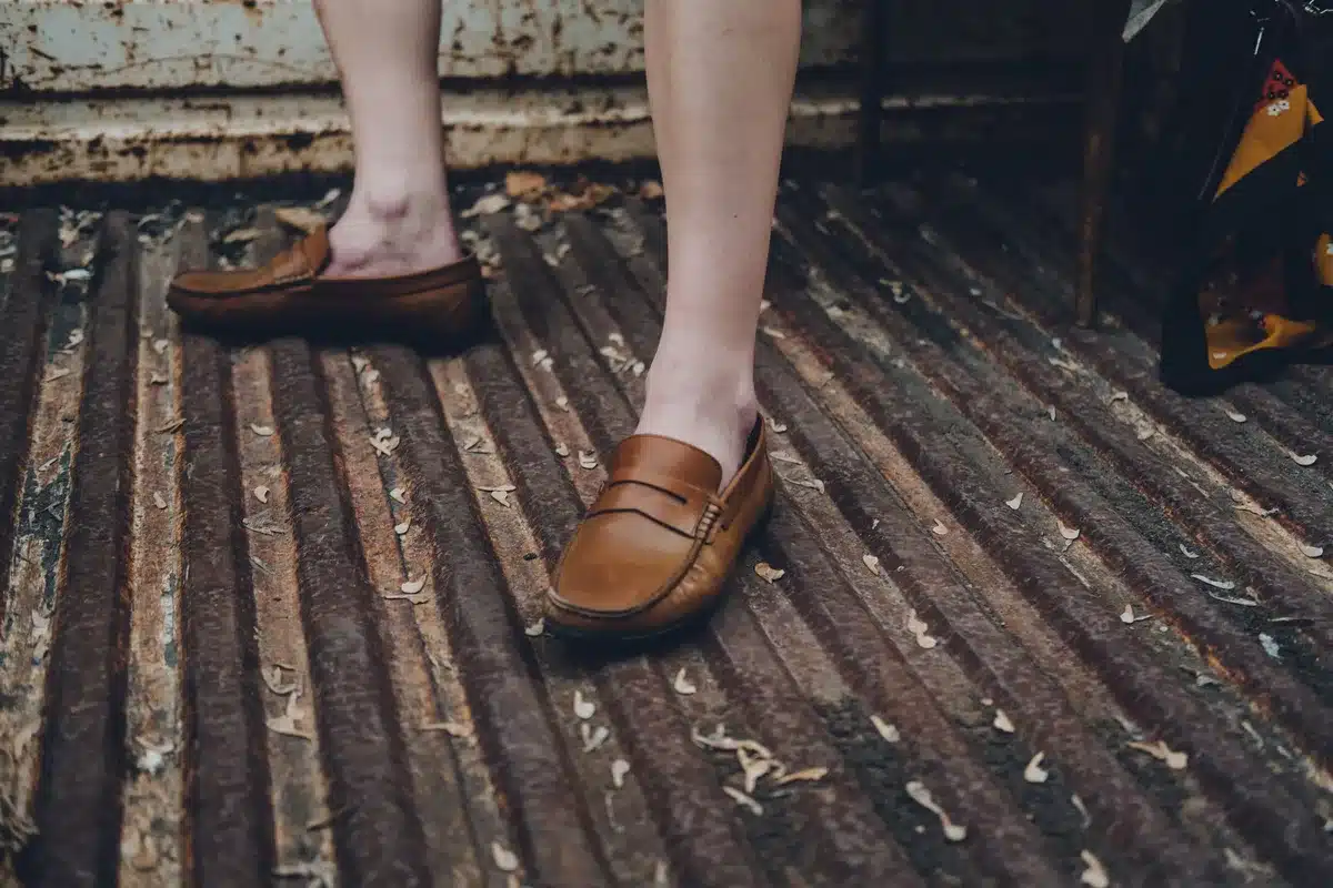 Ballerines et mocassins tressés avec finitions artisanales et détails visibles