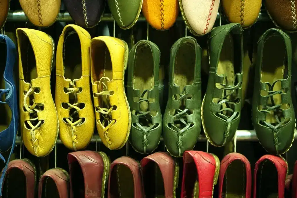 Collection de chaussures d'été variées avec différentes textures et finitions artisanales