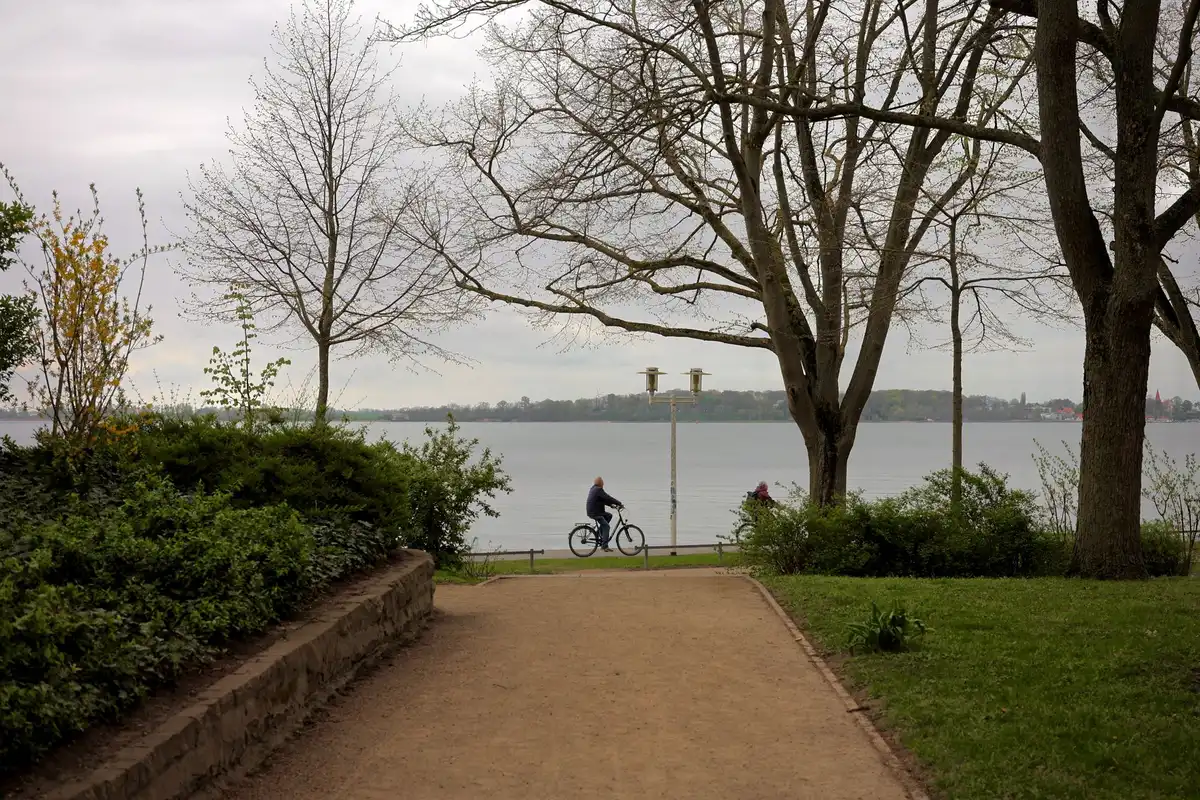 Cycliste sur une piste cyclable au bord du lac Michigan avec la skyline de Chicago en arrière-plan