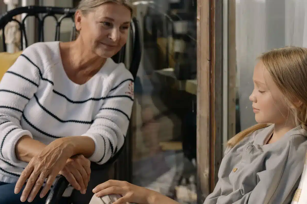 Parent passant un moment privilégié en tête-à-tête avec son enfant.