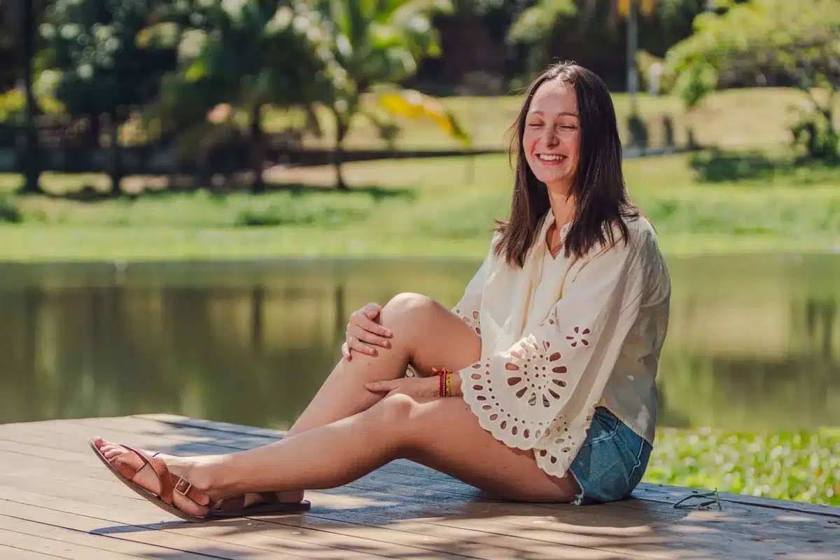 Femme portant un bermuda avec des sandales fines, mettant en avant l'importance des chaussures pour l'équilibre du look.