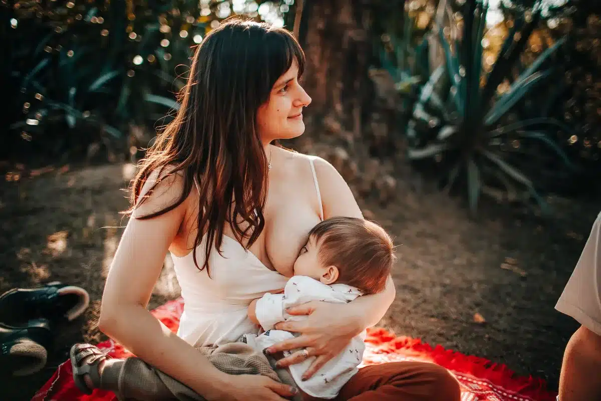 Mère allaitant son bébé avec une bonne prise du sein pour réduire l'air avalé