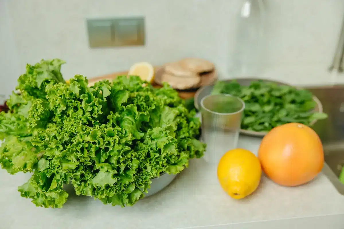 Sélection d'aliments riches en vitamine C : agrumes, kiwis, brocoli et fraises