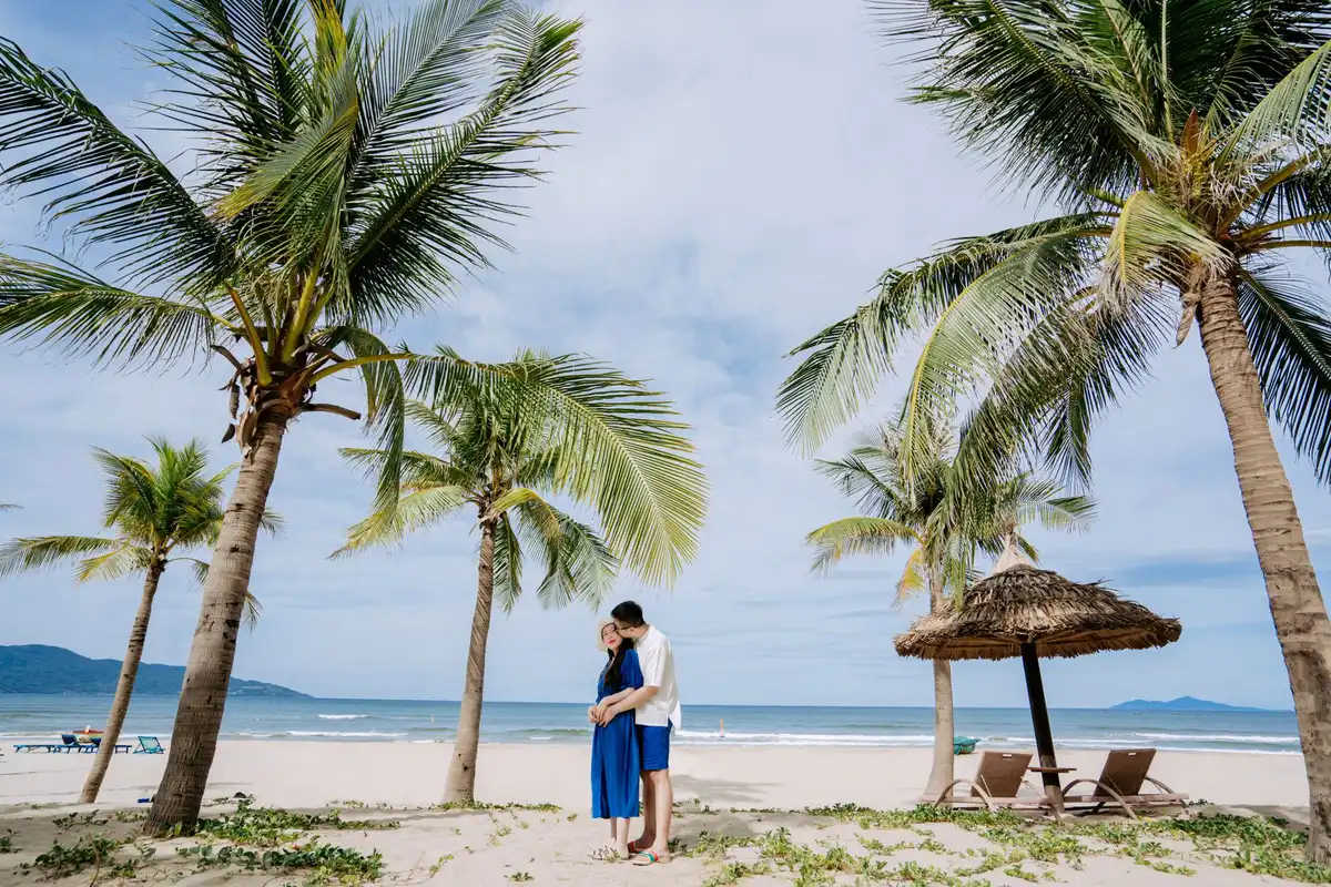 Couple détente à la plage avec vue sur l'océan tropical