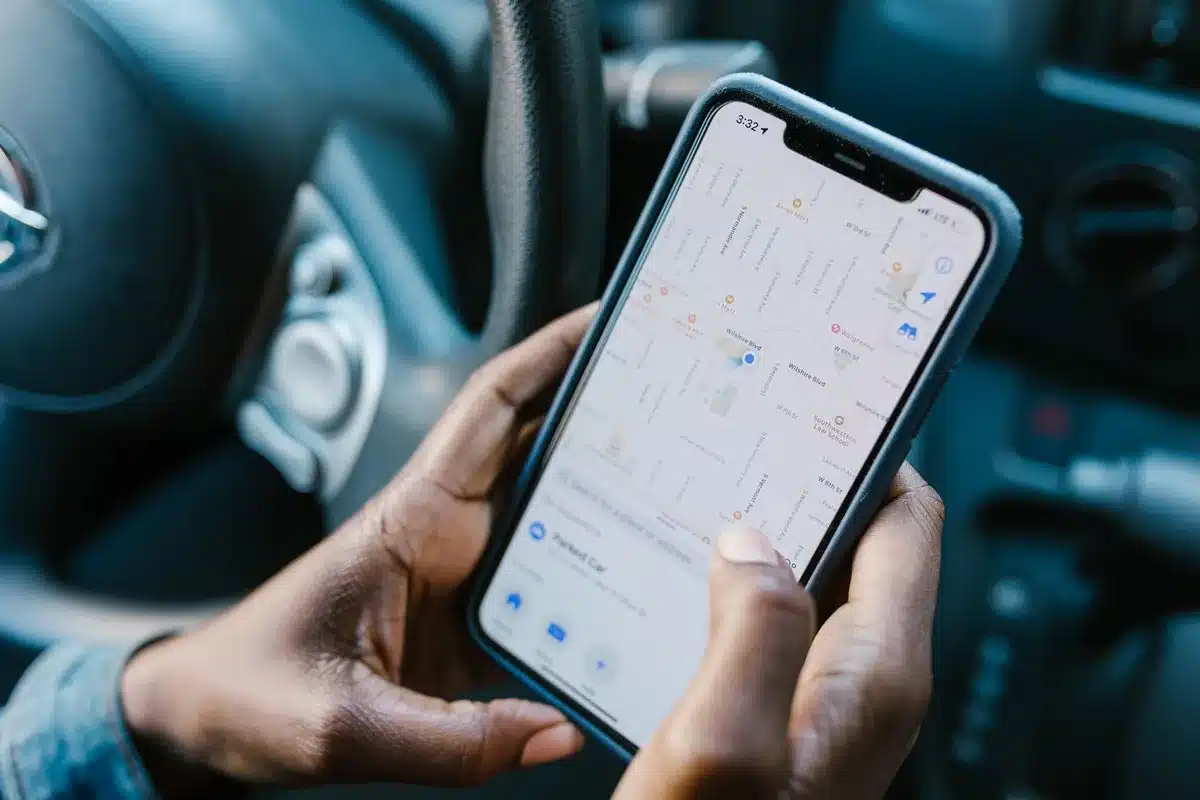 Voyageur consultant une carte pour se repérer en ville