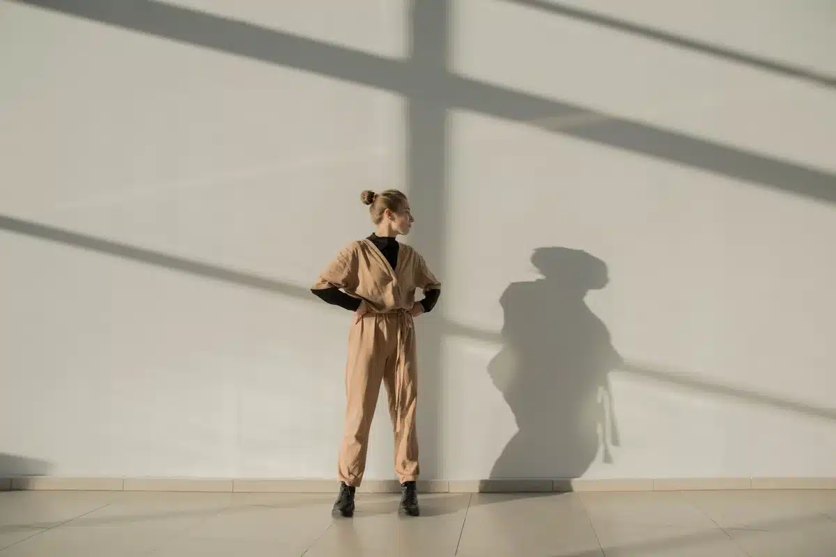 Femme observant les proportions et l'équilibre visuel de sa tenue dans un miroir