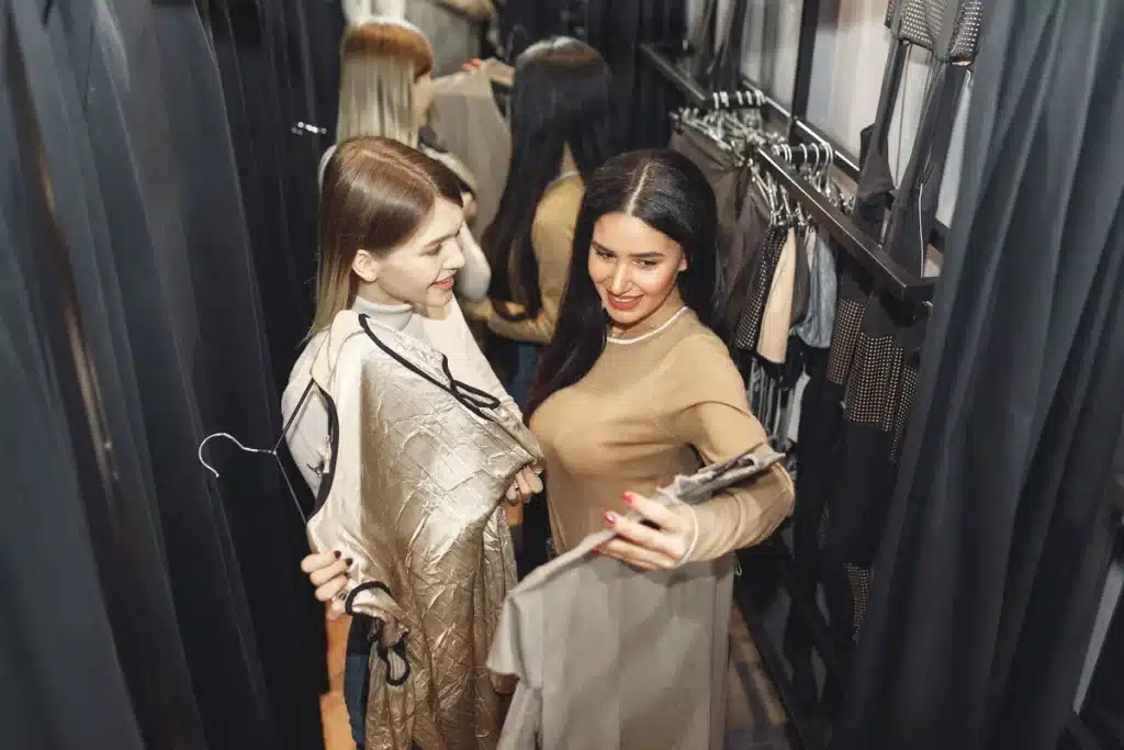 Femme se regardant dans un miroir pour analyser sa tenue, en train d'ajuster ses vêtements et accessoires