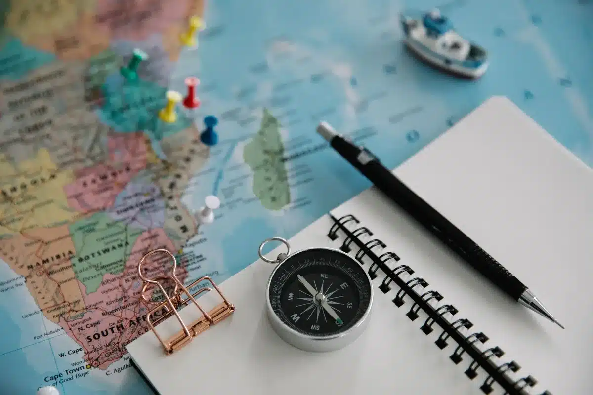 Voyageur planifiant son séjour avec une carte et un carnet de notes