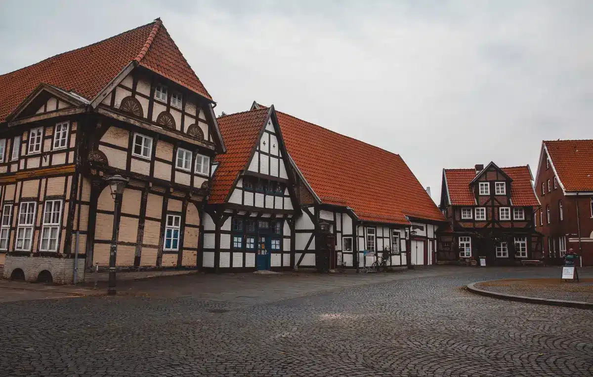 Maisons à colombages et château médiéval dominant une vieille ville enneigée