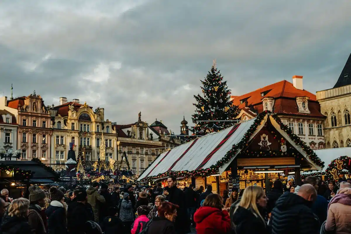 Tasses de vin chaud et pain d'épices vendus à un étal de marché de Noël