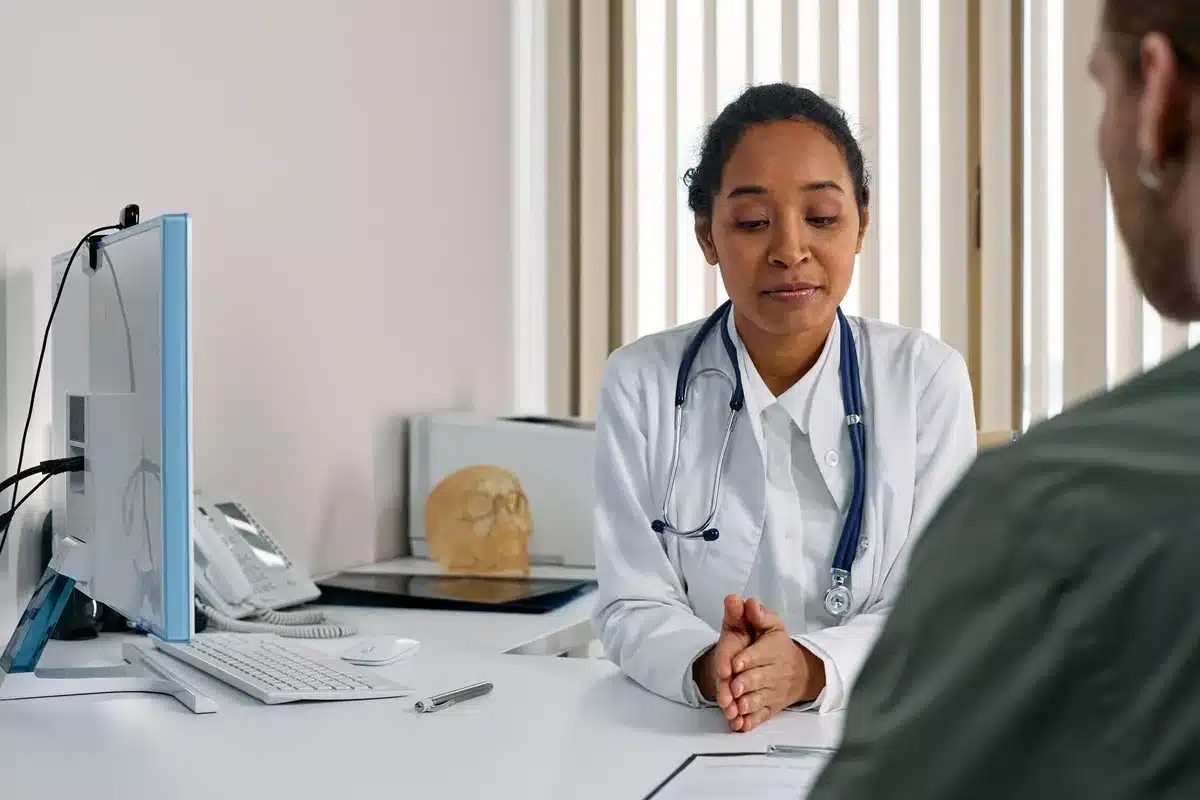 Consultation médicale : patient et médecin en discussion dans un cabinet pour évaluer les problèmes de sommeil.