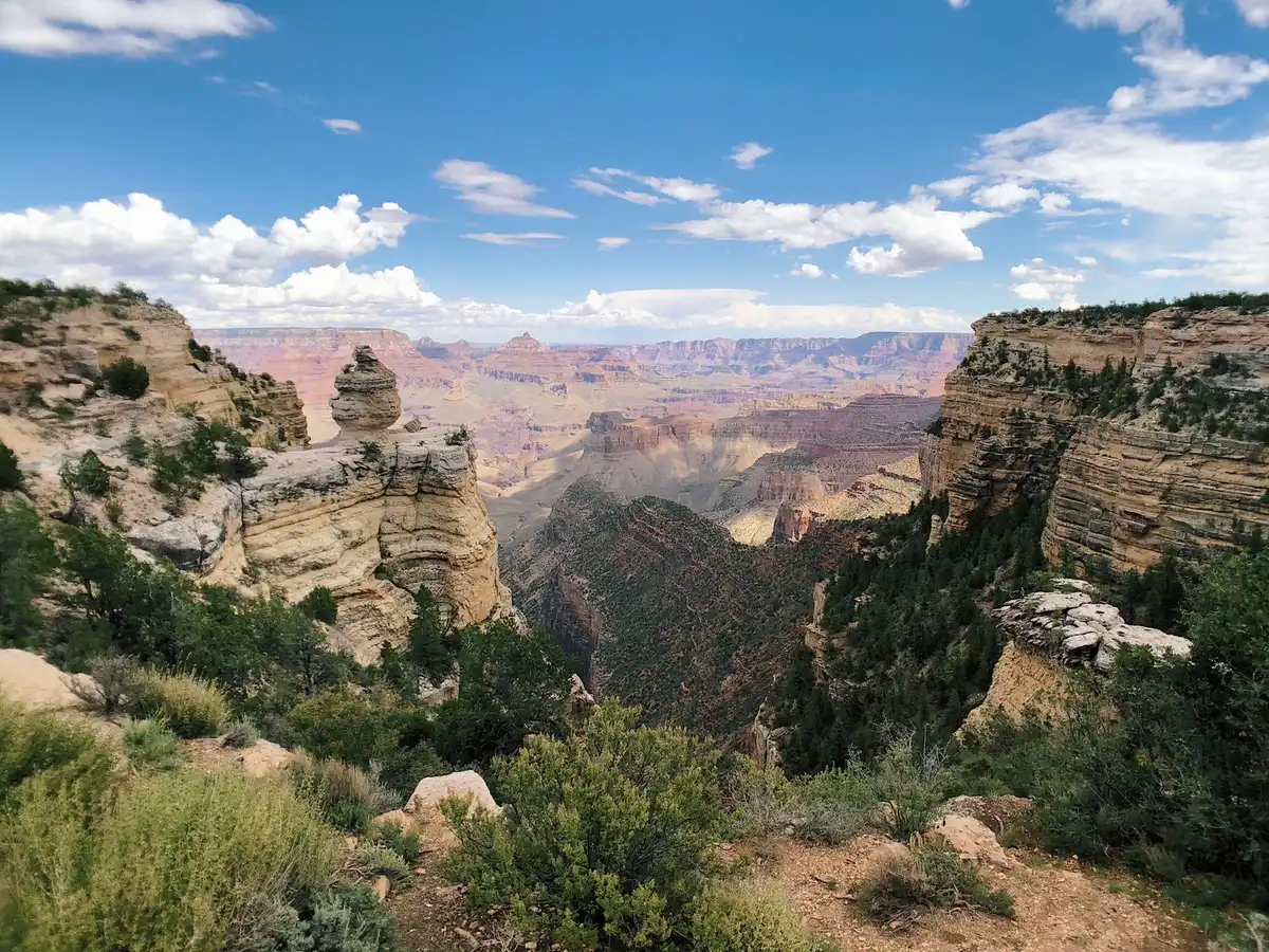 Vue panoramique d'un paysage immense avec montagnes et canyons.