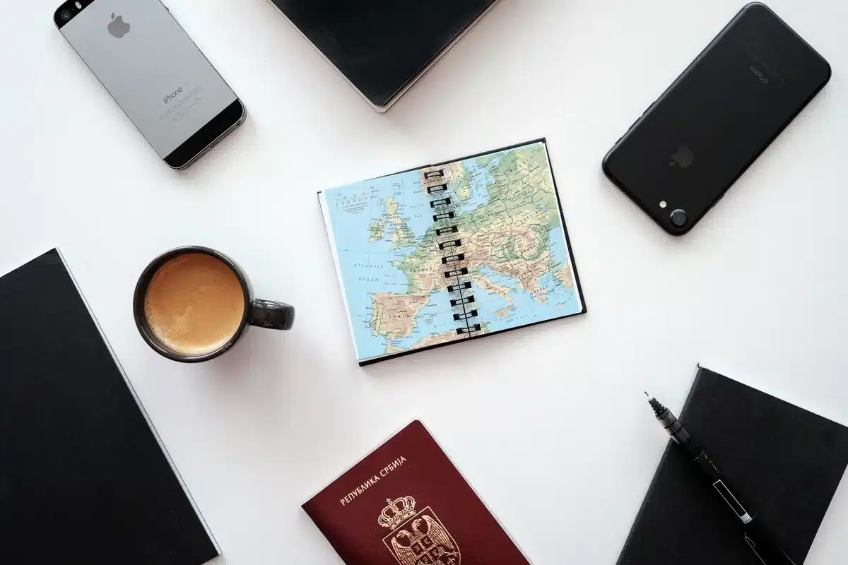 Carnet de voyage ouvert avec un stylo et des notes de planification.