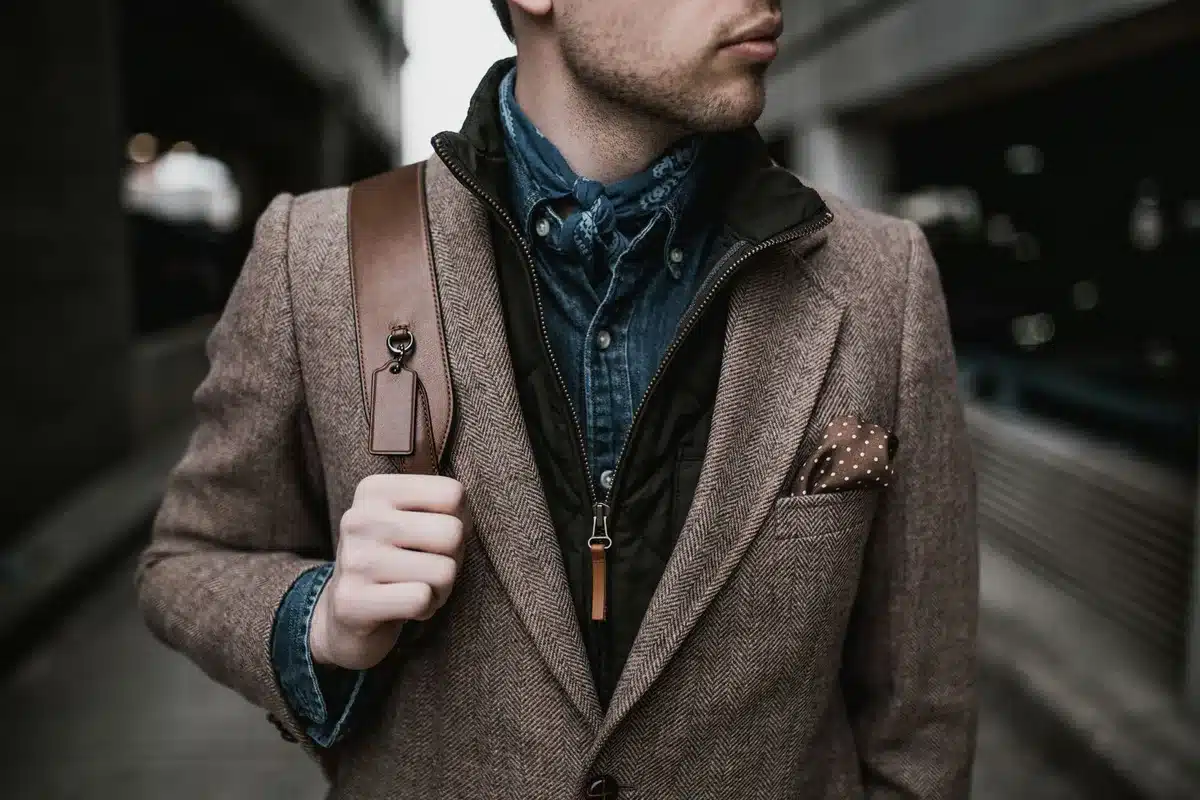 Superposition de blazer sur un vêtement casual pour créer une tenue équilibrée