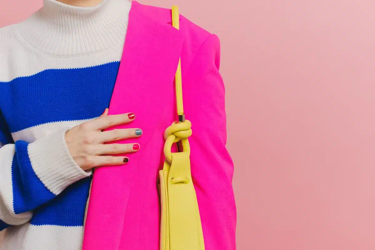 Tenue avec base neutre rehaussée d'une touche de couleur vive