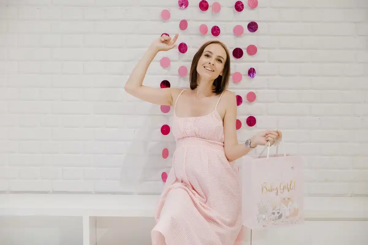Articles de baby shower disposés : jouets, vêtements et accessoires pour bébé, symbolisant la personnalisation du messag