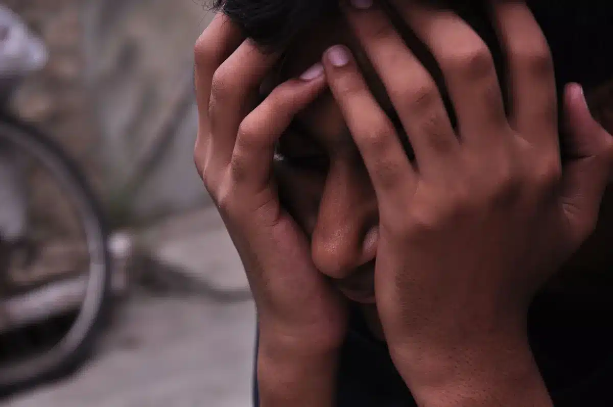 Personne entourée de symboles d'anxiété et de notifications numériques