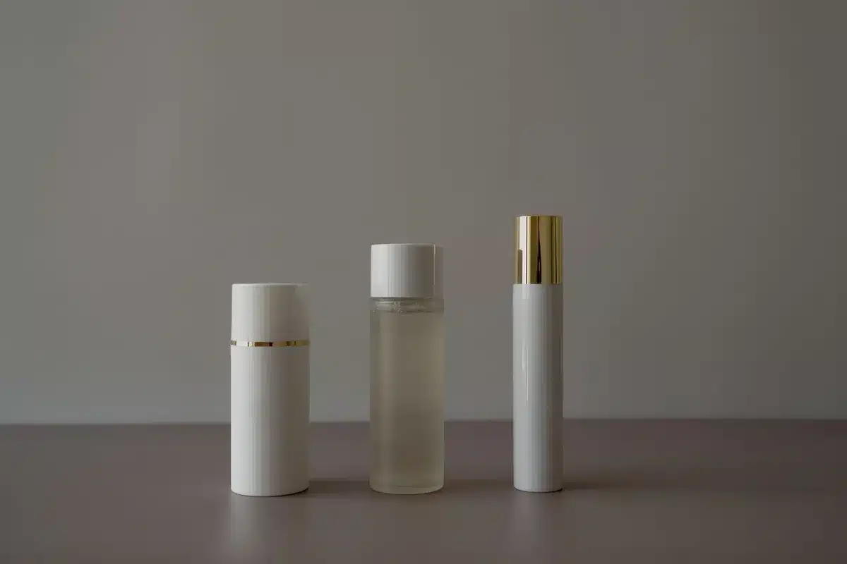 Eau florale trouble avec dépôts visibles, montrant les signes d'altération du produit