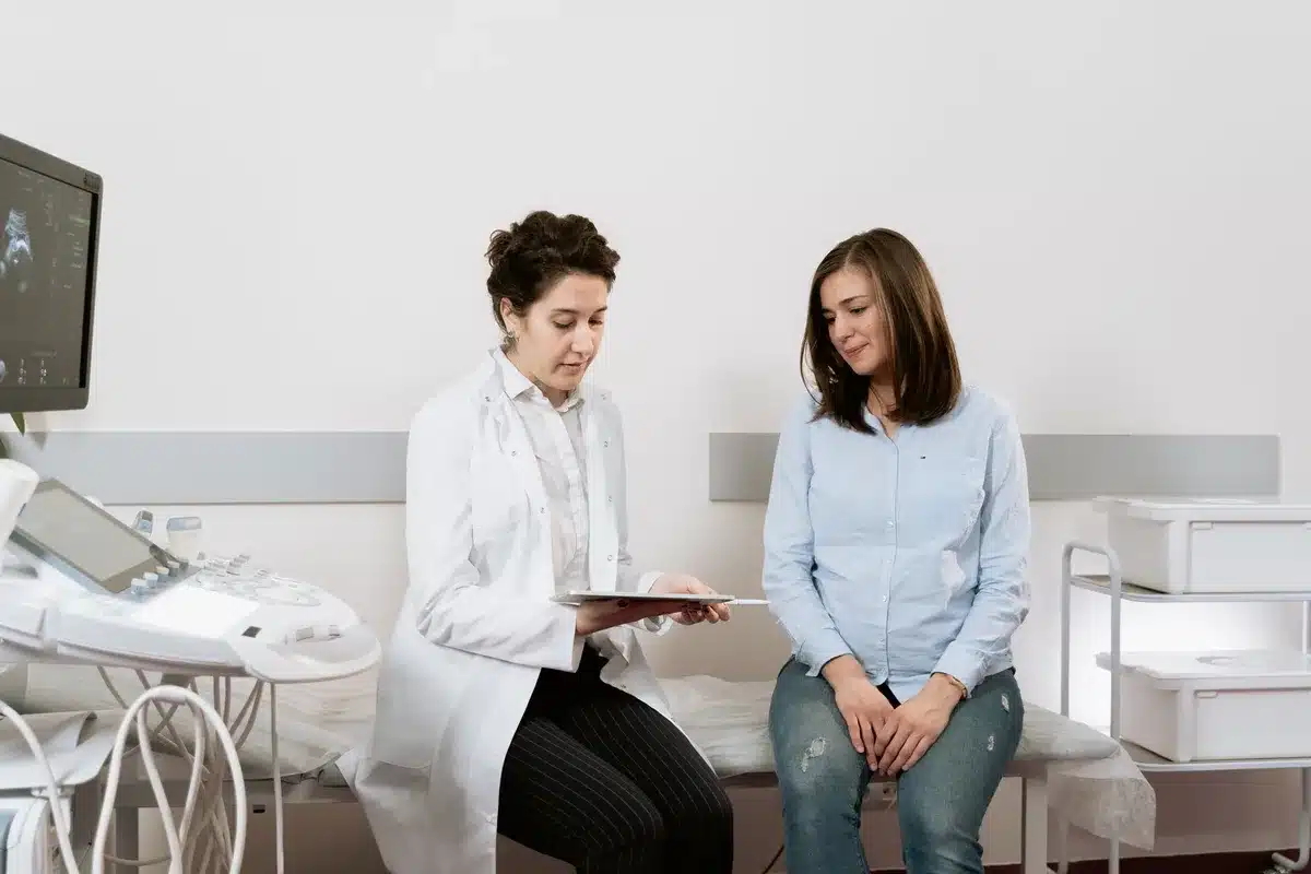 Femme enceinte en consultation avec un professionnel de santé
