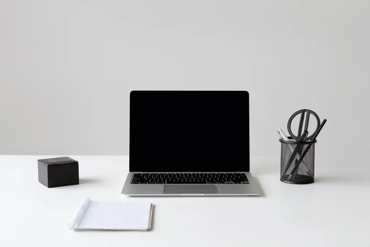 Un bureau organisé et épuré avec les éléments essentiels visibles