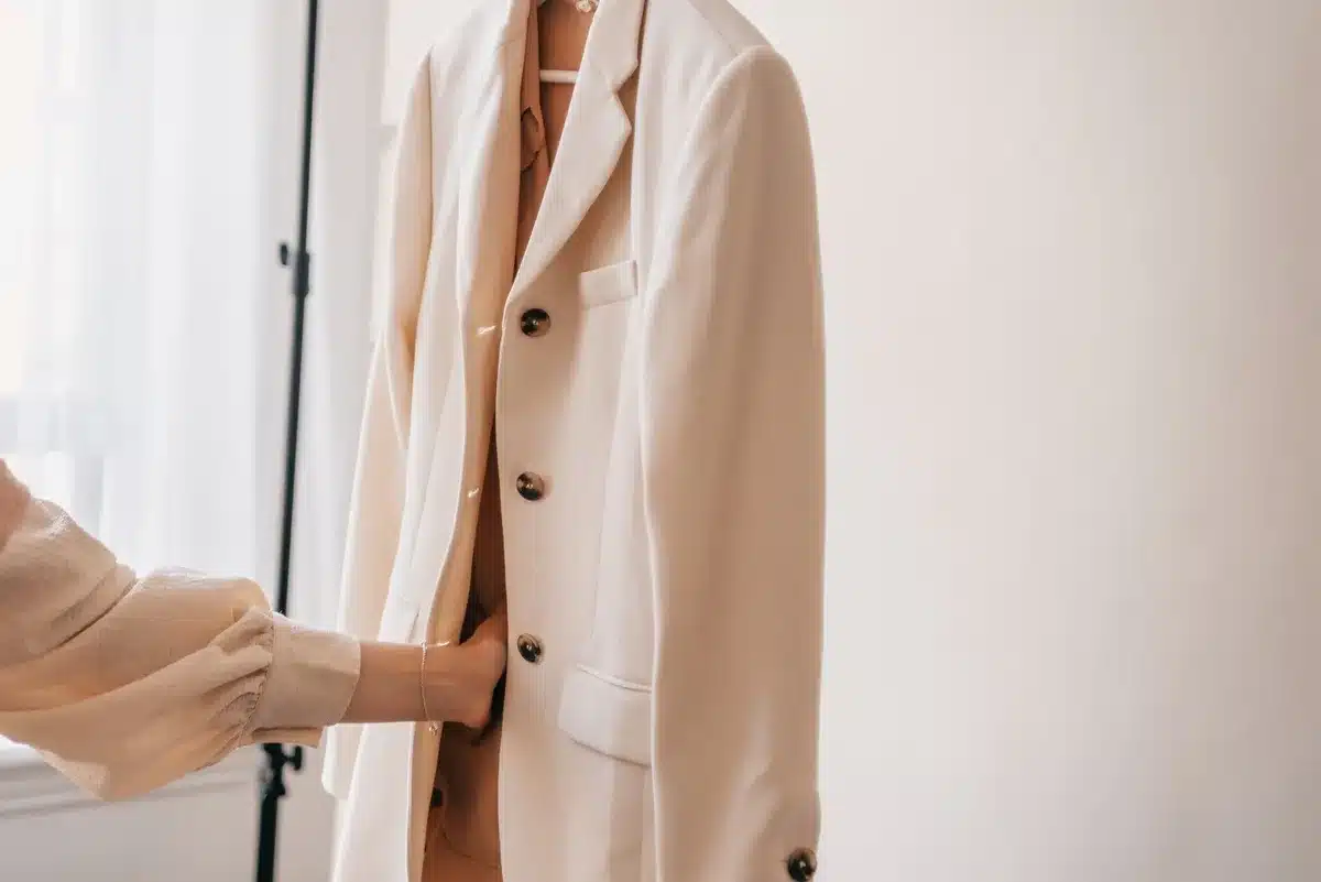 Tenue épurée avec veste structurée et couleurs neutres pour équilibrer les accessoires