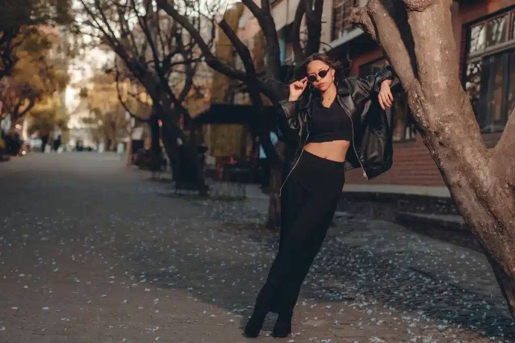 Femme portant de grandes lunettes de soleil oversize avec une tenue épurée et neutre