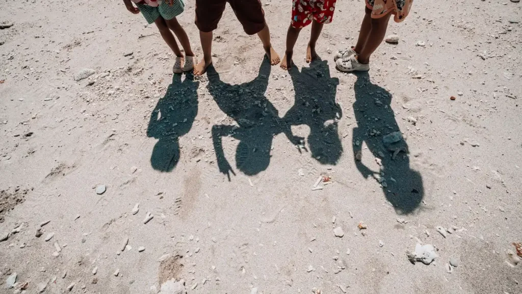 Famille avec enfants profitant d'une journée à la plage en Floride sous le soleil