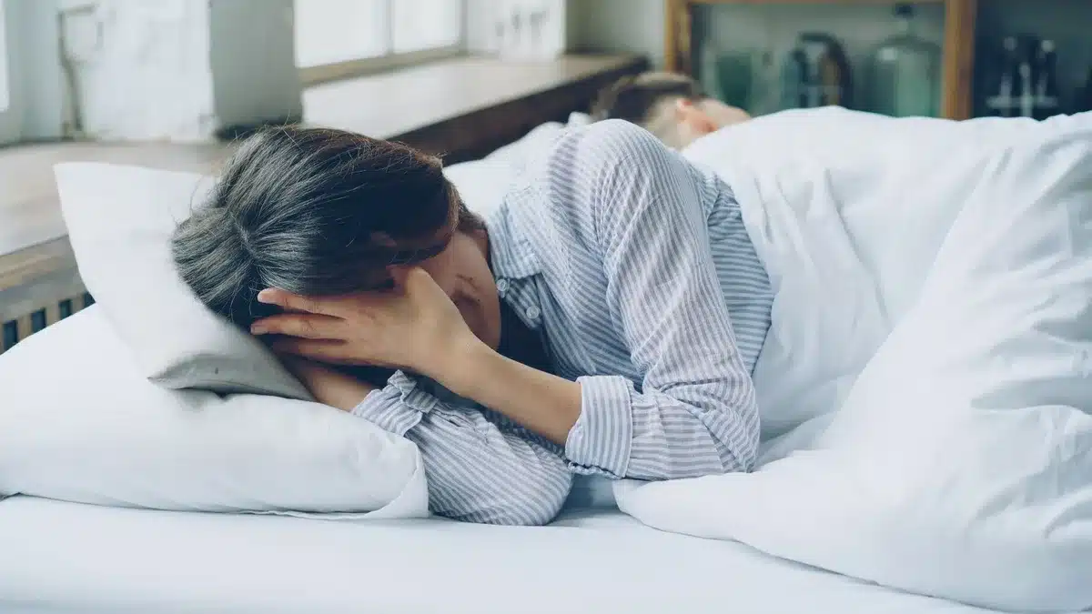 Personne en train de pratiquer la respiration et la relaxation pour gérer le stress