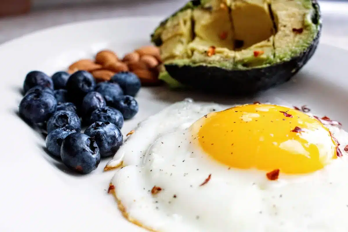 Assiette équilibrée avec protéines, fibres et légumes frais