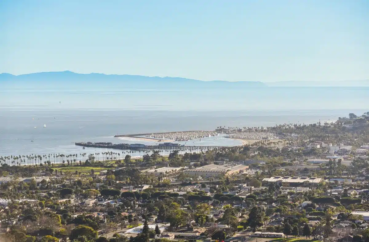Façades méditerranéennes et toits en tuiles d'une ville côtière californienne