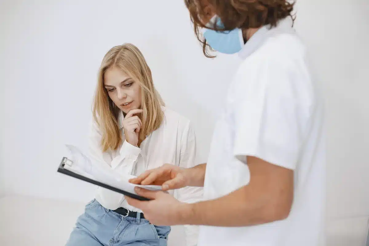 Consultation médicale : patient et professionnel de santé en discussion