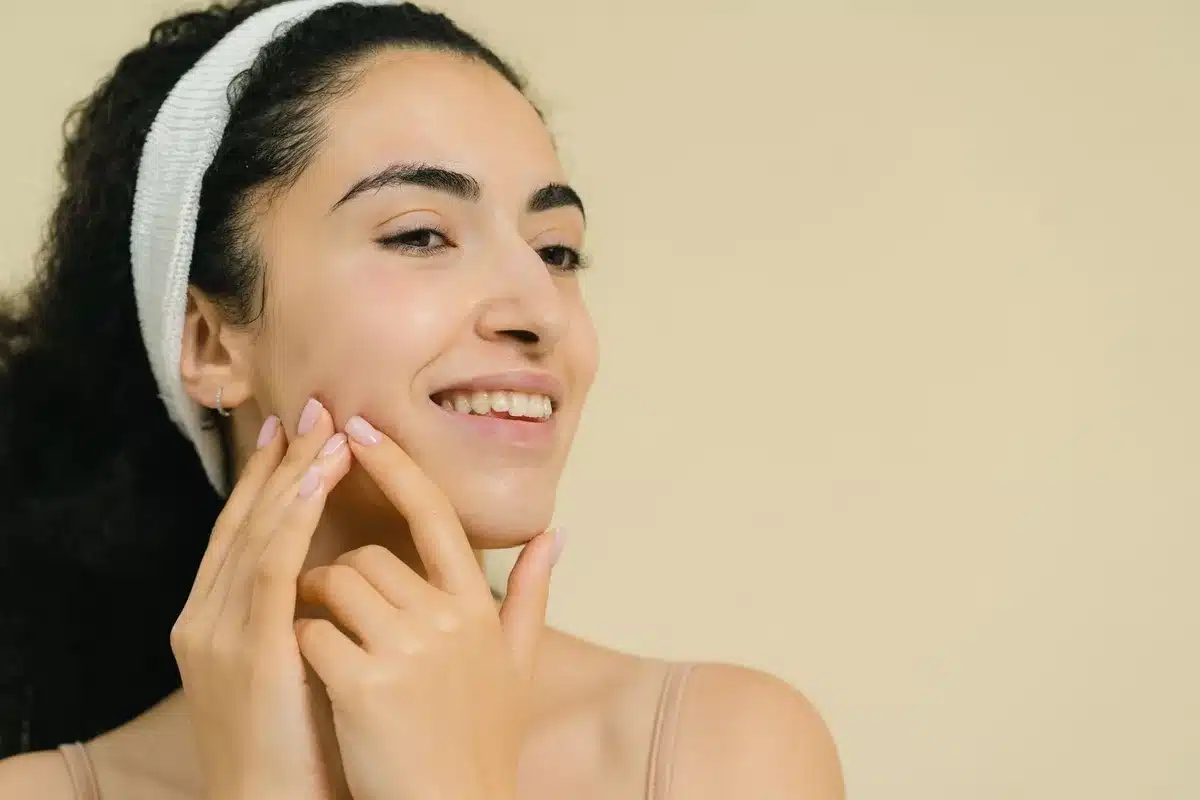 Visage radieux avec une peau lumineuse et tonifiée après un soin facial