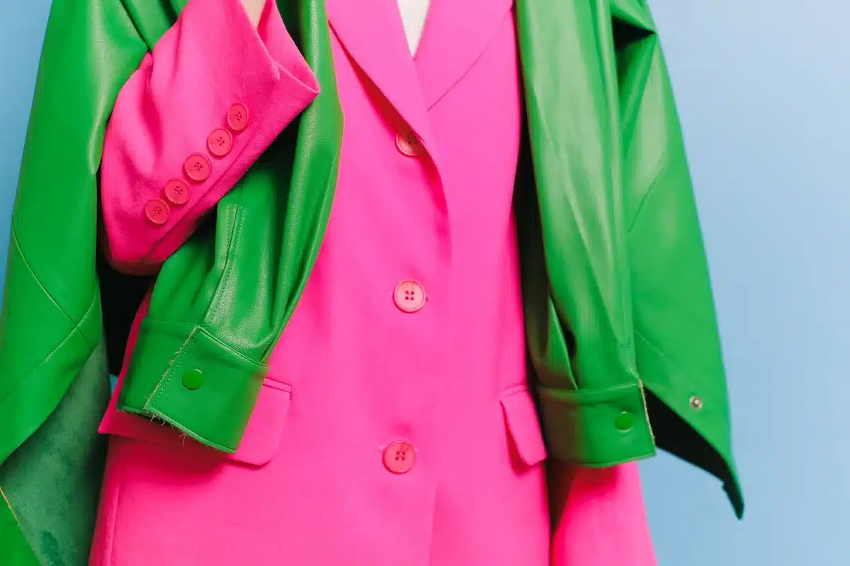 Ensemble de vêtements et accessoires disposés montrant une harmonie de couleurs et de textures