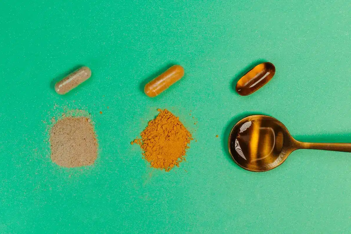 Assortiment de suppléments probiotiques en gélules et poudre, ainsi que des aliments fermentés