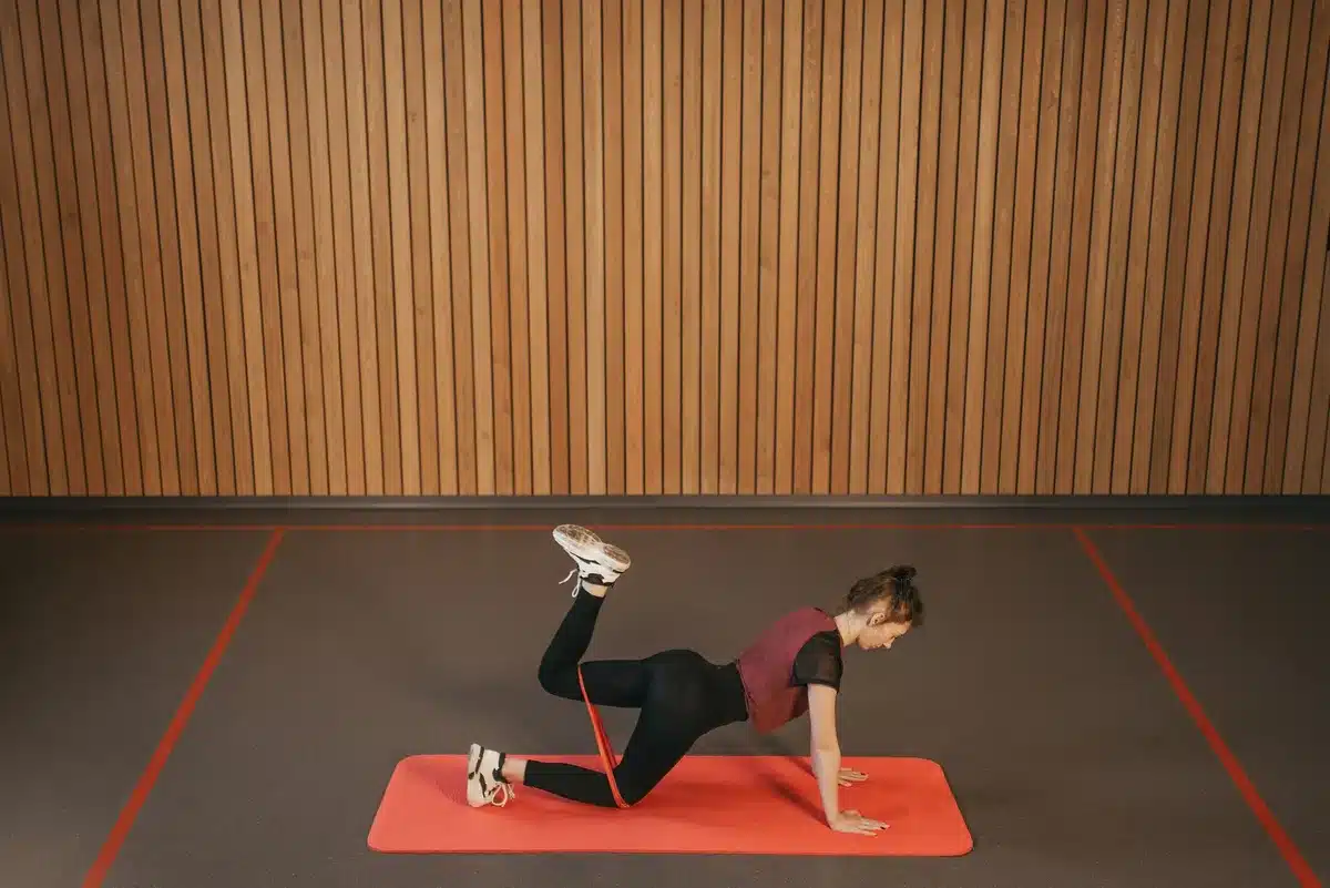 Femme effectuant un exercice de renforcement musculaire du bas du corps.