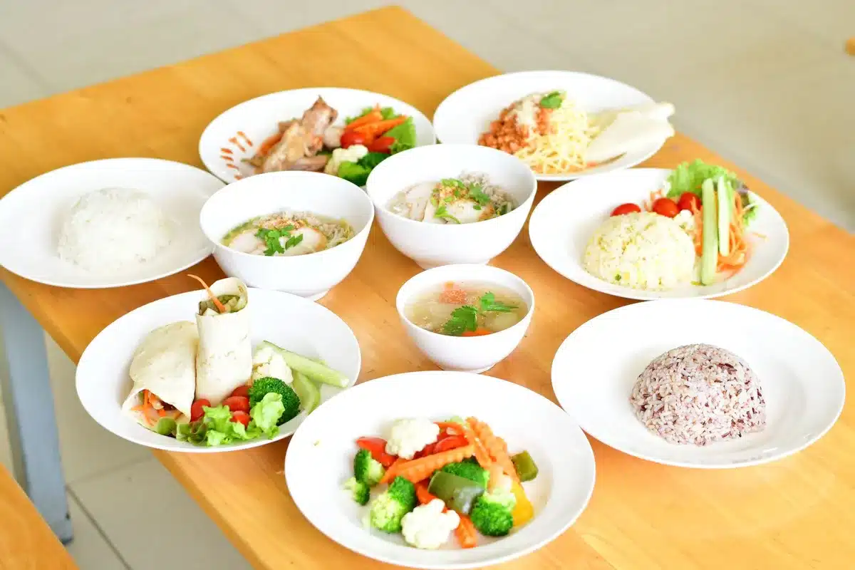 Assiette équilibrée avec aliments nutritifs variés.