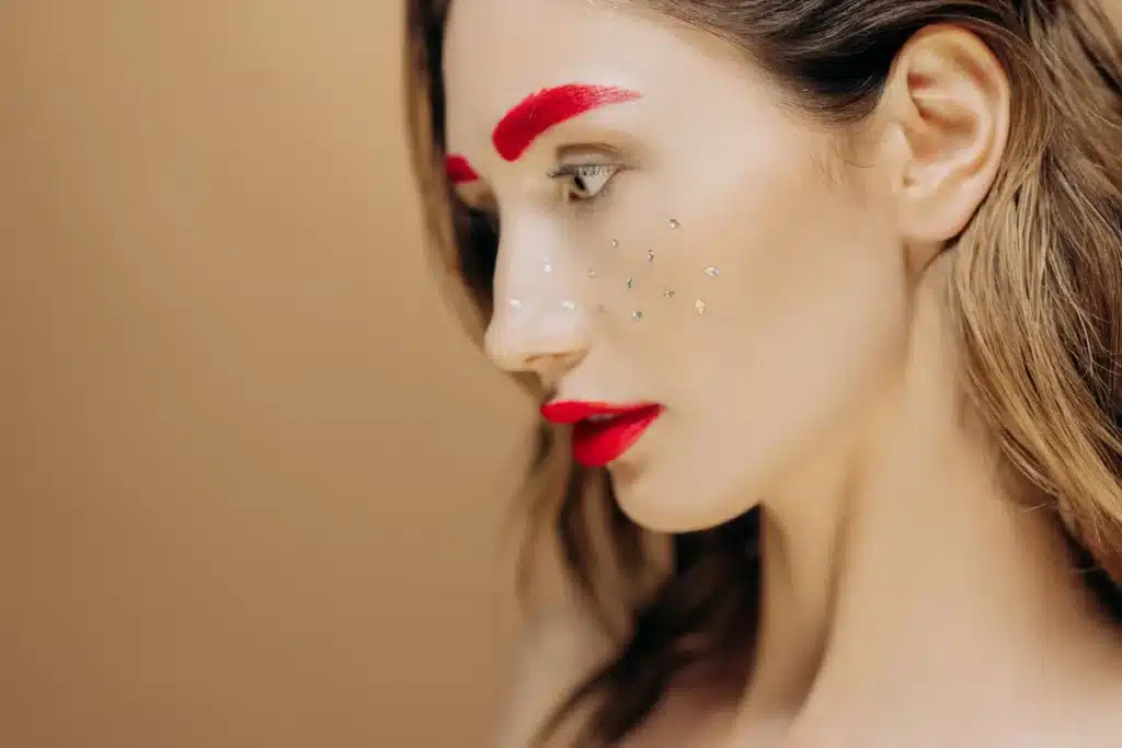 Visage présentant des plaques rouges sur les joues et le nez, peau irritée et sensible