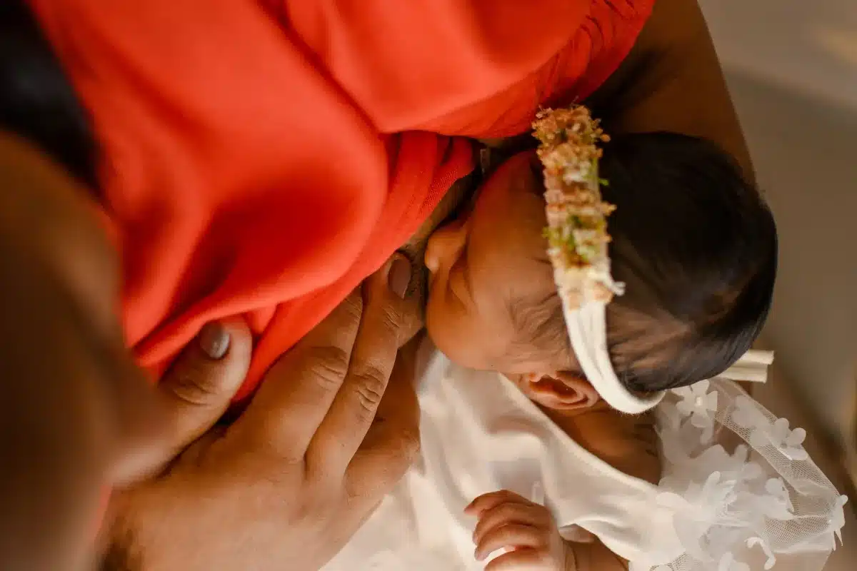 Bébé nouveau-né en contact peau à peau avec sa mère après la naissance