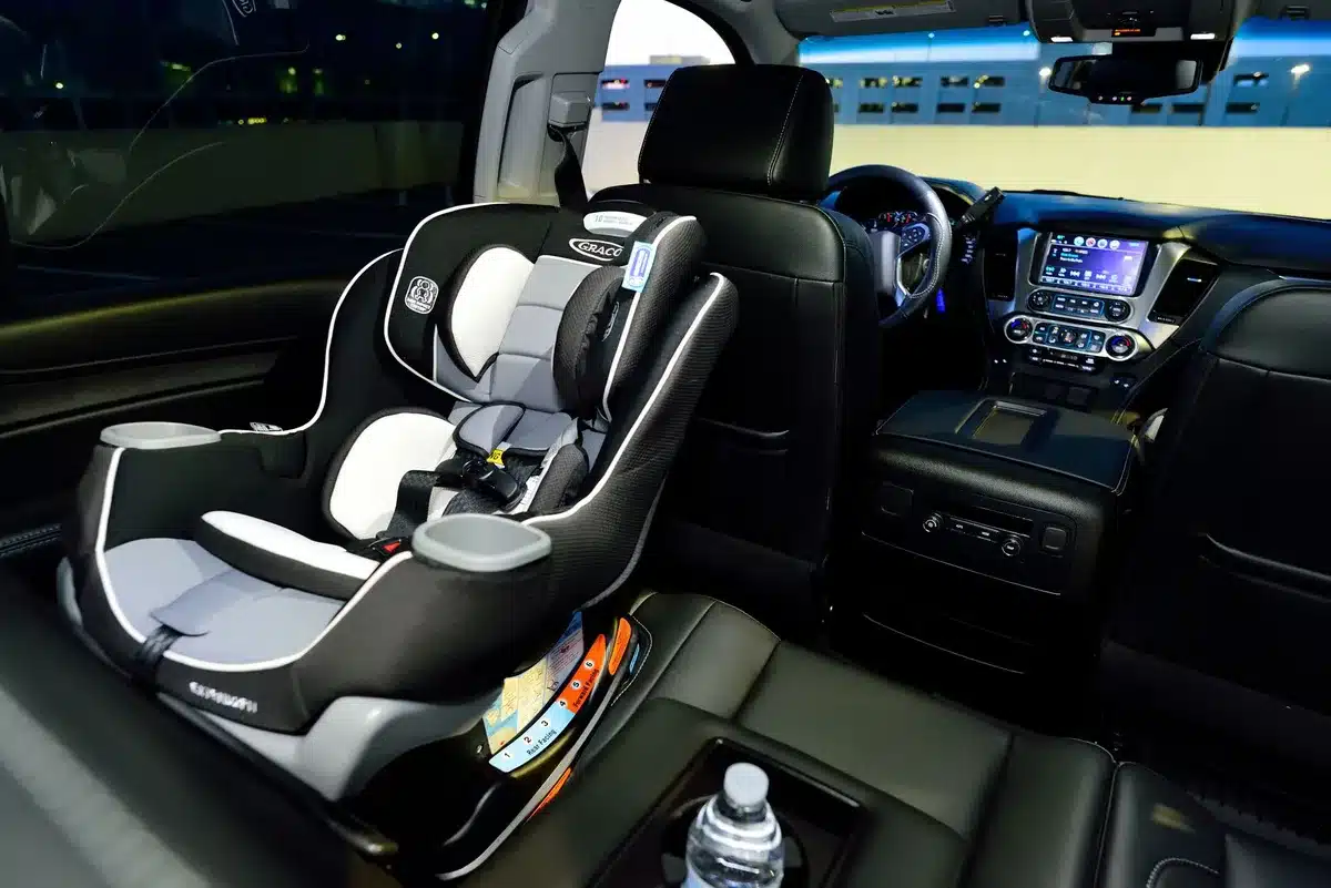 Siège auto de bébé correctement installé en position inclinée dans une voiture