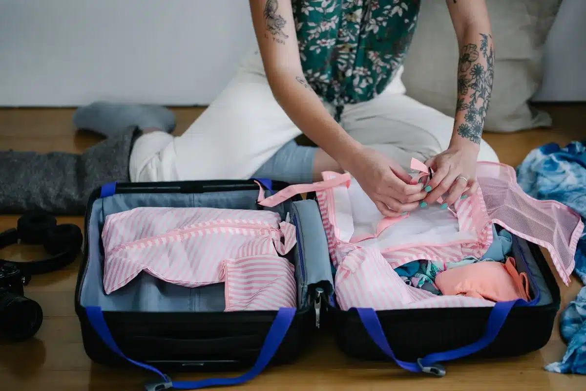 Affaires essentielles pour bébé rangées dans un sac de voyage : couches, vêtements, jouets