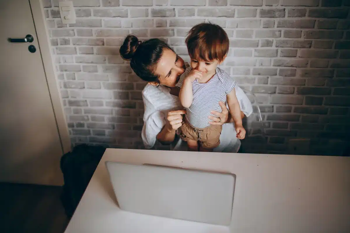 Femme retournant au travail après une naissance, jonglant entre responsabilités professionnelles et familiales