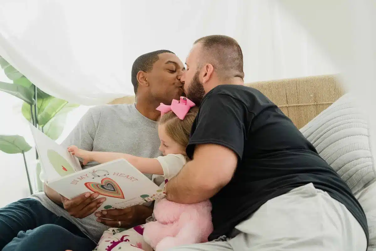 Familles diverses et inclusives : parents de différents modèles familiaux avec enfants