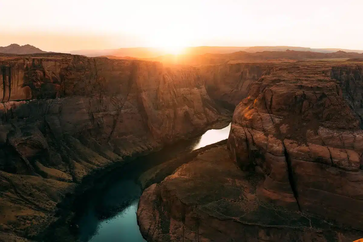 Photographe capturant la lumière dorée d'automne sur les formations rocheuses d'un canyon