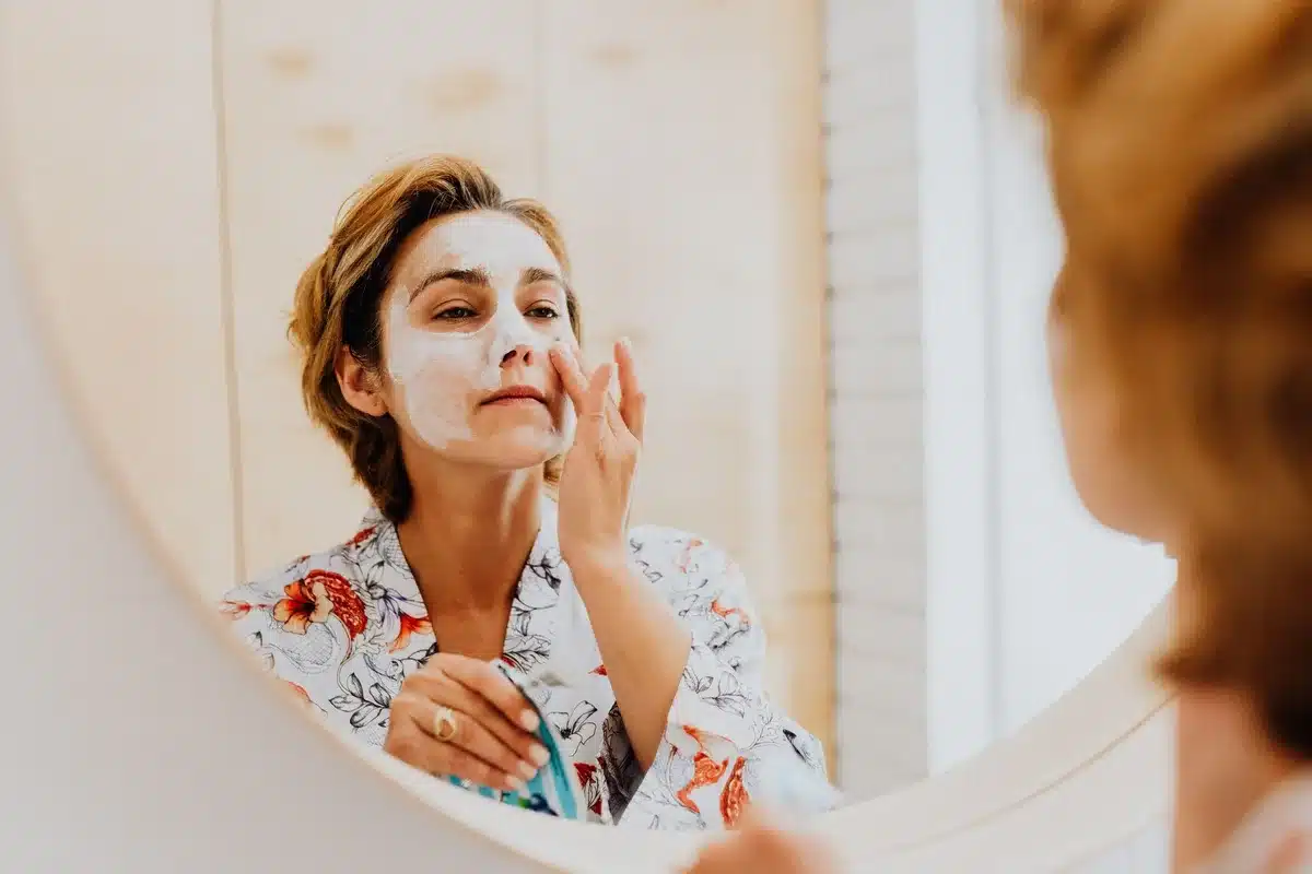 Étapes d'une routine beauté complète avec nettoyage et hydratation